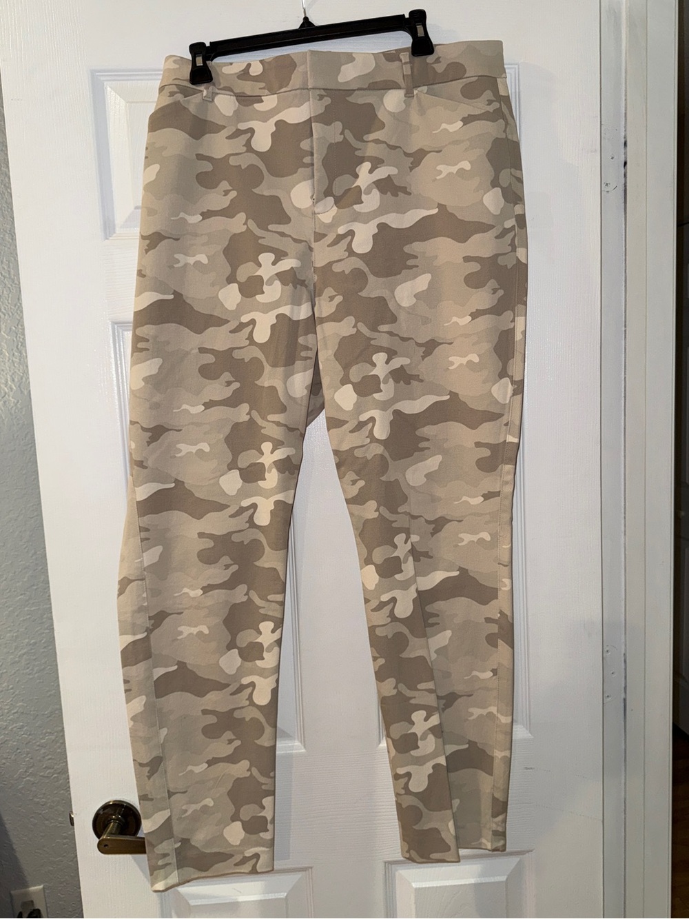 Old Navy women’s pixie Beige Camo pants